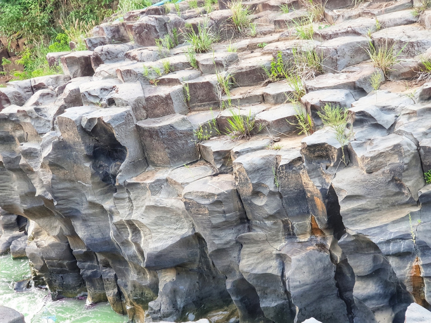 Bãi đá với niên đại vượt 100 triệu năm tuổi