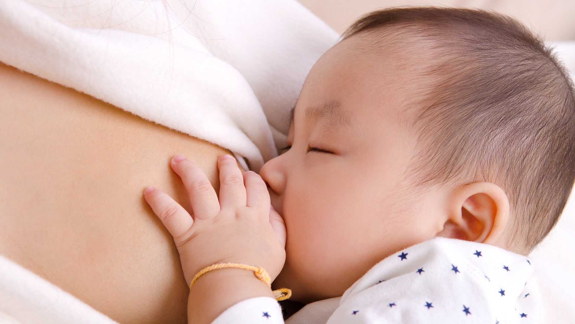 Cho trẻ sơ sinh bú sữa mẹ cũng là một cách phòng cảm cúm hiệu quả
